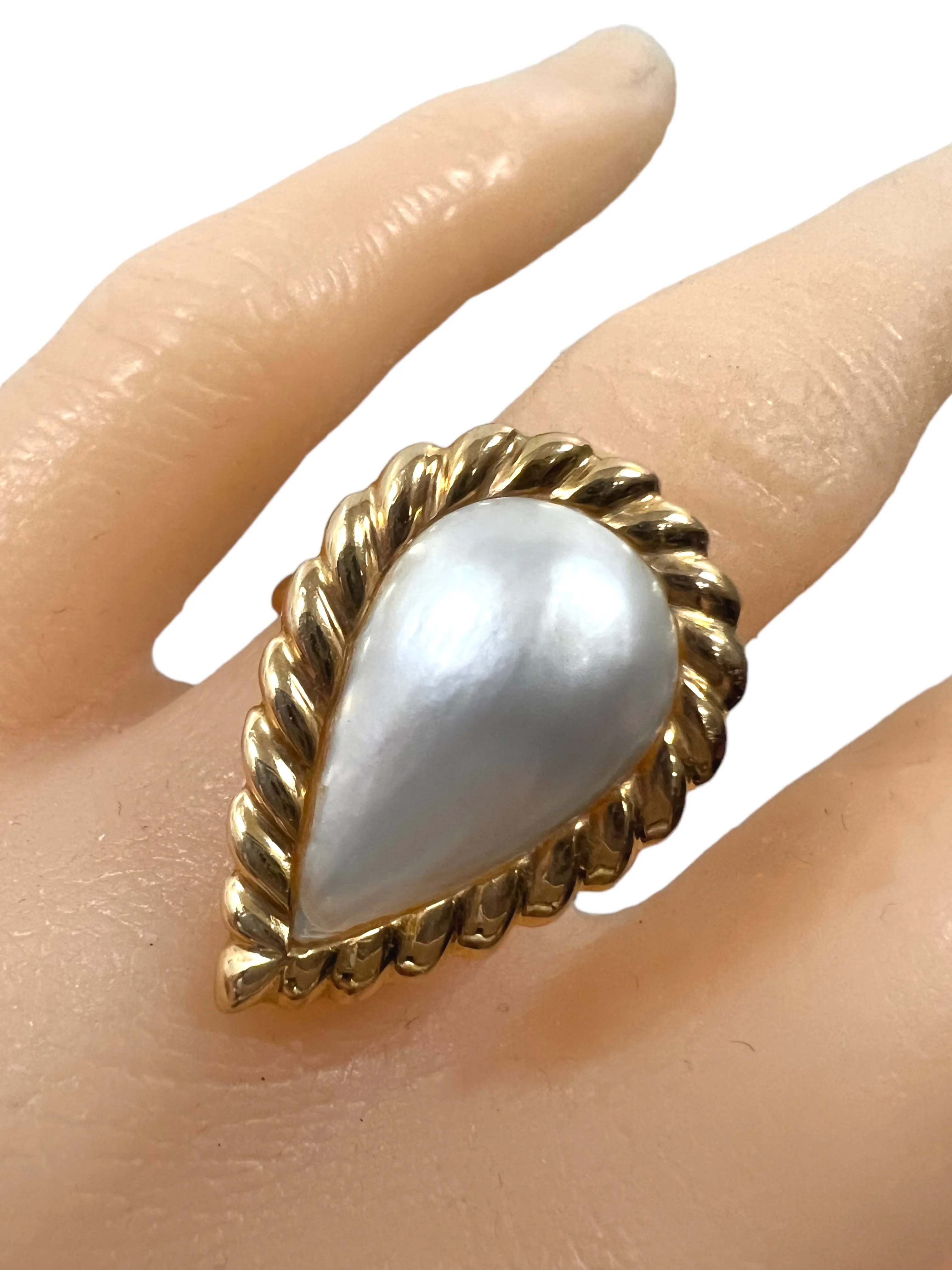 14k Yellow gold vintage Pear mother pearl ring