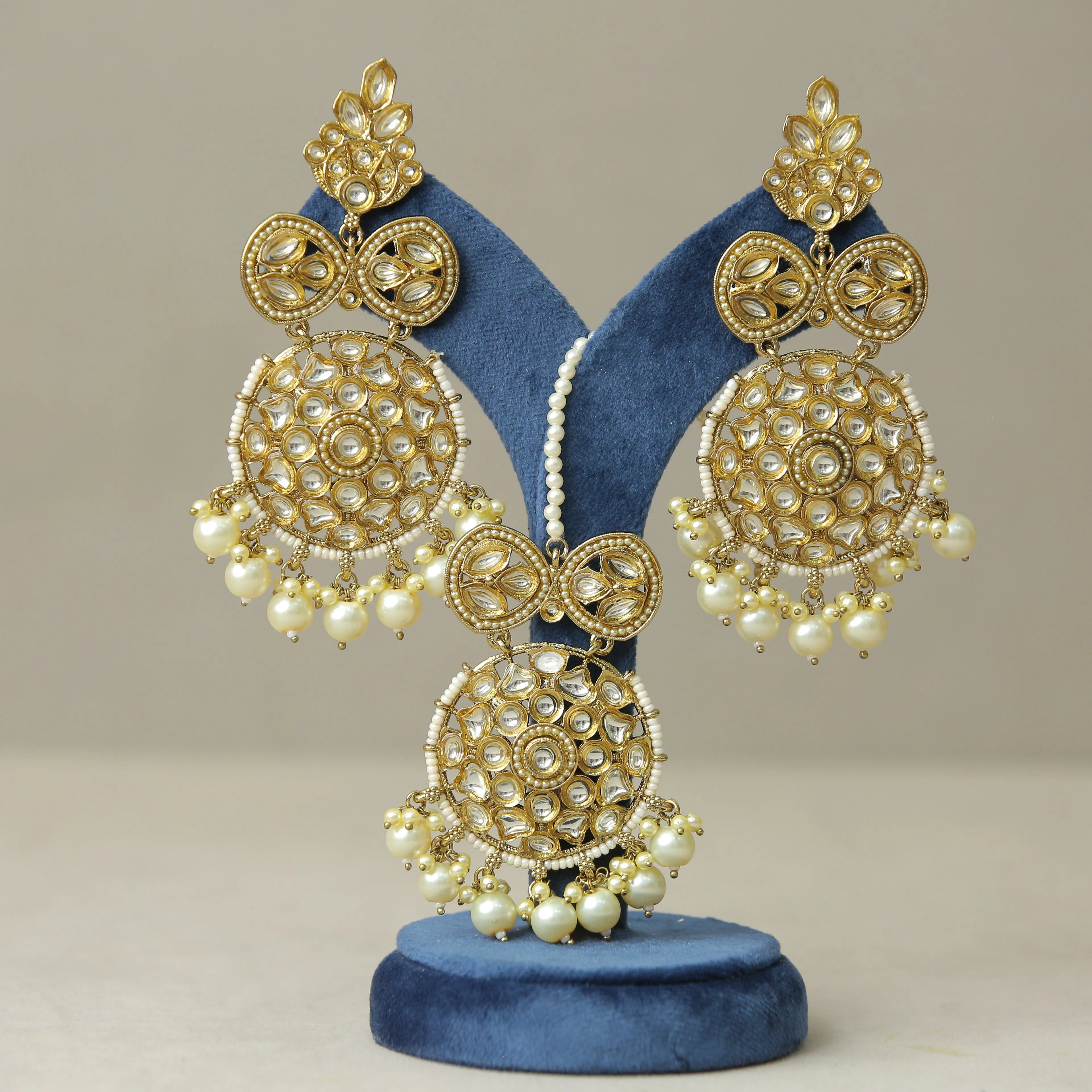 Aarushi Earrings And Tikka