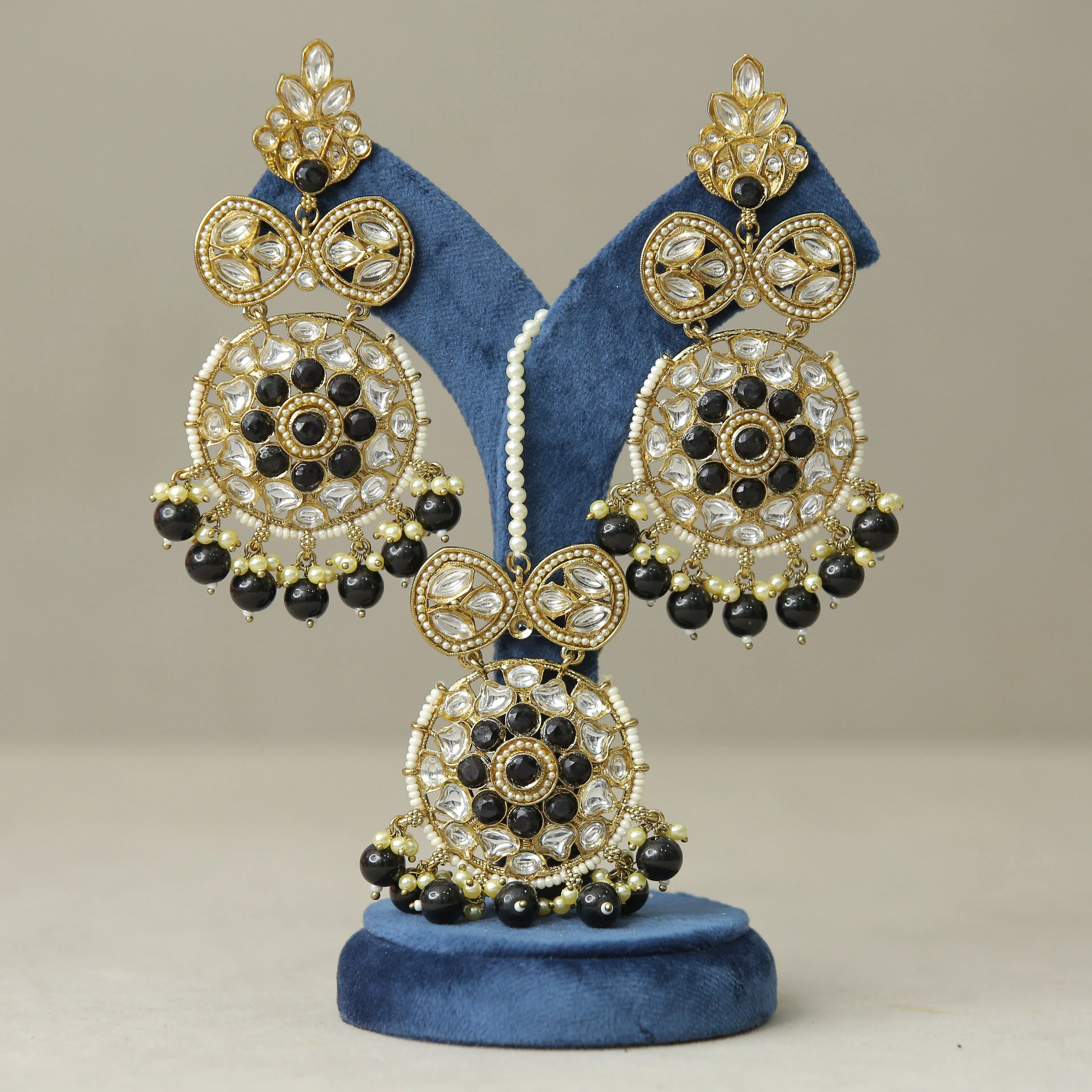 Aarushi Earrings And Tikka