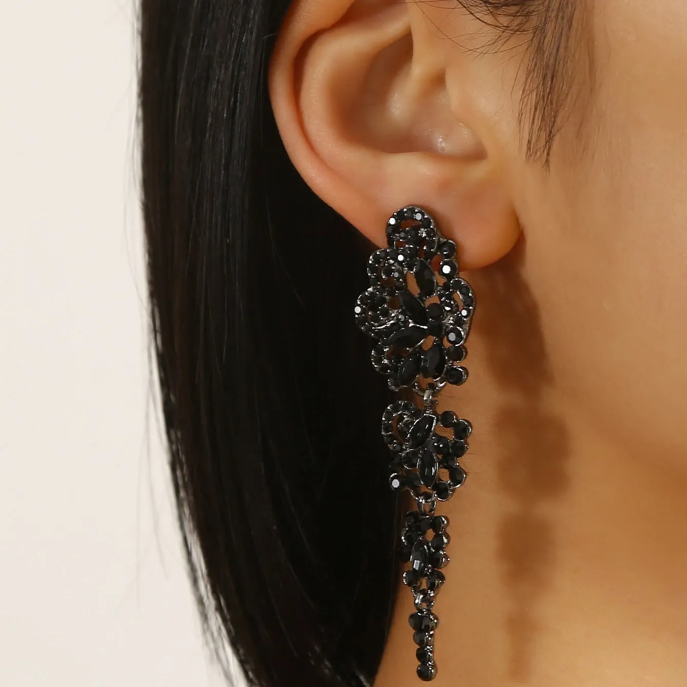 Gothic Style: Women's Black Rhinestone Drop Earrings - Add a Touch of Dark Chic to Your Look!